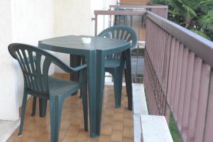 ヴェローナにあるB&B Foroni 29の青いテーブルとバルコニー(椅子2脚付)