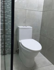 baño con aseo blanco en una habitación en SEGOVIA STUDIO UNITS en Carolina