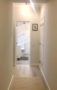 クアルテイラにあるPaz na Areiaの廊下(洗面台、鏡付きのバスルーム付)