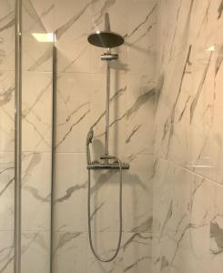クアルテイラにあるPaz na Areiaの浴室のシャワーヘッド付きシャワー +45枚の写真