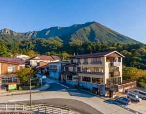 una calle en una ciudad con una montaña en el fondo en ITADAKI Daisen 大山参道ホテル頂, en Daisen