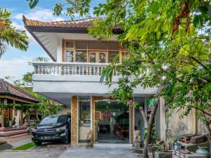 a car parked in front of a house at Chendana Homestay Bali in Sanur