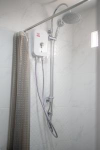 e bagno con doccia e soffione. di The New Residence Buriram a Buriram