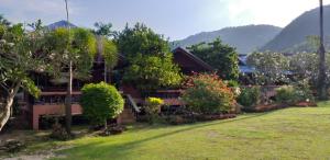 Nespecifikovaný výhled na hory nebo výhled na hory při pohledu z vily