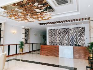 un vestíbulo de un hotel con una gran lámpara de araña en Tuong Vi 2 en Hai Phong