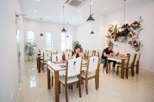 een groep mensen die aan tafel zitten in een restaurant bij Tuong Vi 2 in Hai Phong