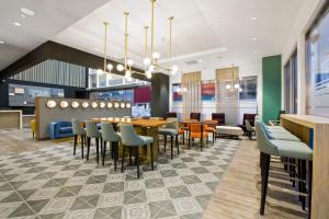 - une salle à manger avec une table et des chaises dans l'établissement Holiday Inn Express - Lima San Isidro, an IHG Hotel, à Lima