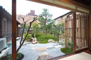 una finestra con vista sul giardino di Musashi Sakaean a Kanazawa