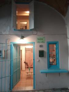 ハニア・タウンにあるMonastery House in Old Cityの青い扉のある家の廊下