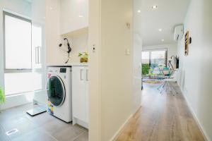 Φωτογραφία από το άλμπουμ του U101 Brunswick Living First Floor Balcony Close to APT and CBD Free Wifi Tram at Doorstep στη Μελβούρνη