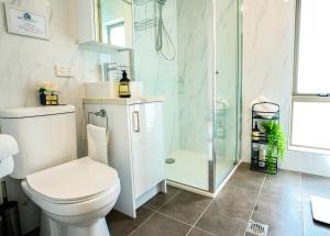 Ένα μπάνιο στο U101 Brunswick Living First Floor Balcony Close to APT and CBD Free Wifi Tram at Doorstep +25 φωτογραφίες