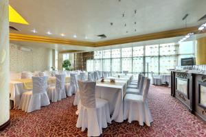 einen Bankettsaal mit weißen Tischen und weißen Stühlen in der Unterkunft Merian Palace Hotel in Stara Sagora