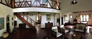 einen Blick über ein Wohnzimmer mit einer Treppe in der Unterkunft Villa Matalai in Tanga