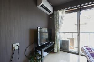 東京にあるAkabane TK Building 202のリビングルーム(テレビ、窓付)