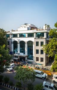 un edificio con auto parcheggiate in un parcheggio di IKHAYA HOTELS a Nuova Delhi