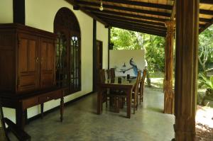 Villa 80 في بينتوتا: غرفة طعام مع طاولة وكراسي