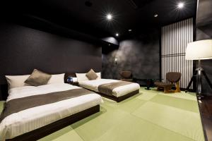 Una cama o camas en una habitación de PROSTYLE Ryokan Yokohama Bashamichi