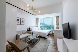 Una televisión o centro de entretenimiento en Golden Central Hotel Serviced Residence-Xin Hao E Du金中环服务公寓新浩e都店