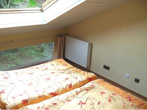 1 Schlafzimmer mit 2 Betten neben einem Fenster in der Unterkunft Järgen Ferienappartements in Koblenz