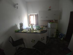 una piccola cucina con lavandino e piano di lavoro di planet rooms a Bronte