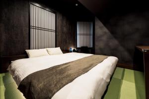 Una cama o camas en una habitación de PROSTYLE Ryokan Yokohama Bashamichi