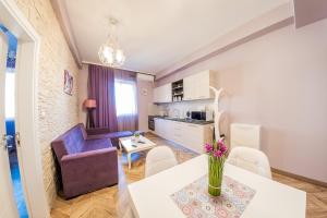 sala de estar con mesa de comedor y cocina en Sofia Violet Life Apartment en Sofía