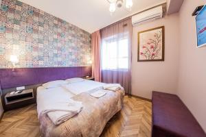 Sofia Violet Life Apartment tesisinde bir odada yatak veya yataklar