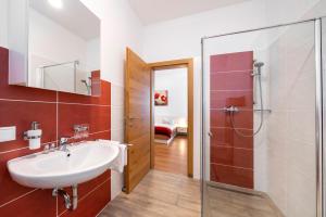 y baño con lavabo y ducha. en Pension Gschaider en Payerbach