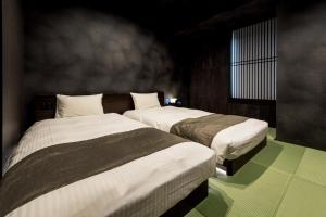 Una cama o camas en una habitación de PROSTYLE Ryokan Yokohama Bashamichi