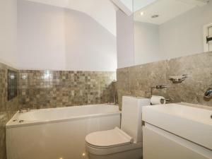 ein Badezimmer mit Badewanne, Toilette und Waschbecken in der Unterkunft Stair Cottage in Keswick + 14 Fotos