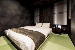 橫濱的住宿－橫濱馬車道PROSTYLE日式旅館，一间卧室,卧室内配有一张大床