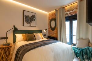 Un pat sau paturi într-o cameră la Bilbao la vieja alojamiento de diseño