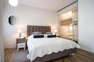 Łóżko lub łóżka w pokoju w obiekcie Apartamenty Comfort & Spa Stara Polana VIPAPARTAMENTY