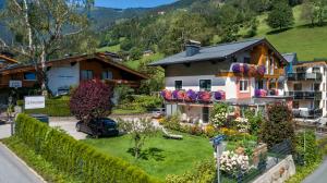 uma casa com um jardim numa aldeia em Schwaiger Appartements em Zell am See