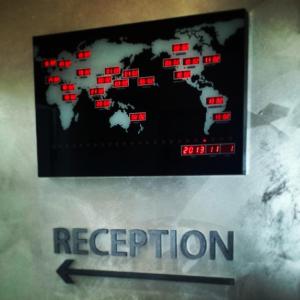 Un mapa del mundo con luces rojas en Relais Cavour Inn en Roma