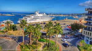 een cruiseschip aangemeerd in een haven met palmbomen bij Denia playa montañas y mucho más in Denia