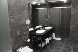 Ένα μπάνιο στο Erebuni Hotel Yerevan