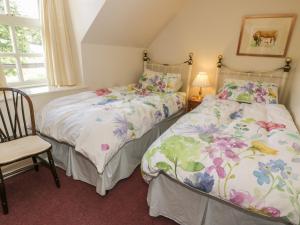 two beds sitting next to each other in a bedroom at Near Bank Cottage in Eyemouth