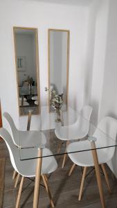 une salle à manger avec une table en verre et deux chaises dans l'établissement CASA EL REMANSO DE ZUHEROS, à Zuheros 42 autres photos