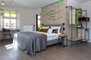ein Schlafzimmer mit einem großen Bett in einem Zimmer in der Unterkunft Hotel Luise-Luisenhof in Dinkelsbühl