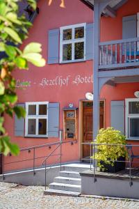 um edifício vermelho com escadas em frente em Hotel Luise-Luisenhof em Dinkelsbühl