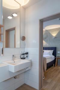 baño con lavabo y cama en Hotel Luise-Luisenhof, en Dinkelsbühl