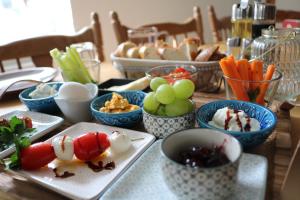 stół z talerzami żywności i miskami żywności w obiekcie Hotel-Krone-Lounge w mieście Herdwangen-Schönach