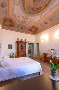 1 dormitorio con 1 cama blanca grande y techo en Resort a Palazzo B&B, en Fermo