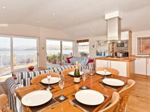 een keuken en eetkamer met een tafel en stoelen bij Lodge on the Lake in Windermere