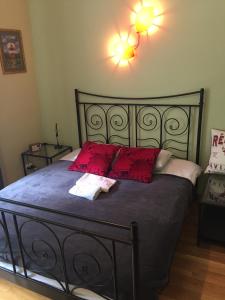 een slaapkamer met een groot bed met rode kussens bij Apartament PIĘKNA in Warschau