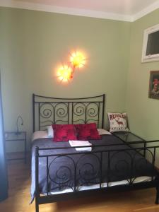 1 dormitorio con cama negra y almohadas rojas en Apartament PIĘKNA, en Varsovia