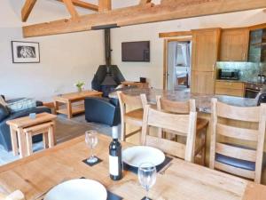 ein Wohnzimmer mit einem Tisch und Weingläsern darauf in der Unterkunft Yew Tree Cottage in Coniston