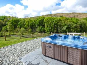 einen Whirlpool auf einer Schotterstraße in der Unterkunft Copper Beech Cottage in Coniston