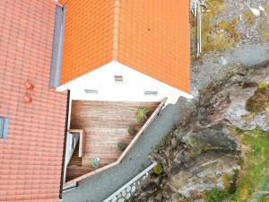 une vue sur le plafond d'un bâtiment avec un toit orange dans l'établissement 6 person holiday home in Urangsv g, à Steinsbø